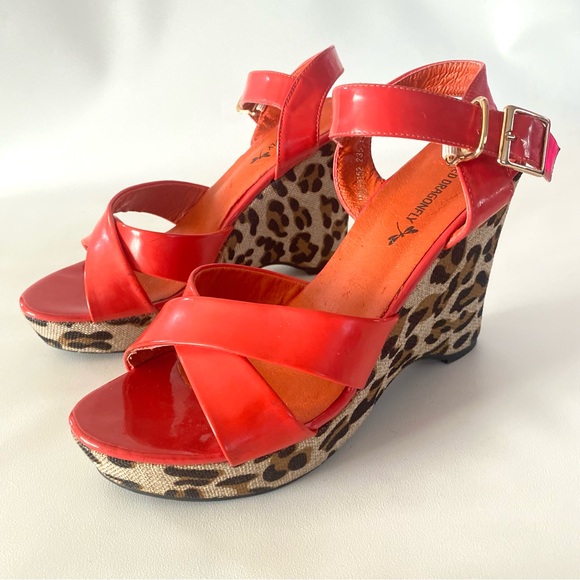 Red Dragonfly Platform Wedge Animal Print Red Heeled Sandals 7 Womens Shoes - Picture 11 of 16